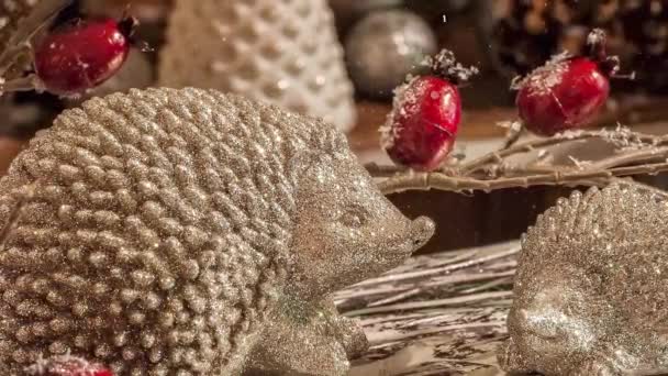 Vídeo Ouriços Prata Natal Com Decoração Bagas Vermelhas Para Temporada — Vídeo de Stock