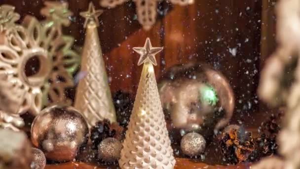 Video Árboles Navidad Blancos Decoración Bolas Plata Para Temporada Adviento — Vídeo de stock