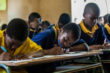 PIGGS PEAK, SWAZILAND-29 Temmuz 2008: Nazarene Misyon Okulu, Domuzlar Tepesi, Svaziland 'da kimliği belirsiz yetim öğrenciler.