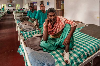 Sundarpur, Hindistan - 2013: Hindistan 'ın Bihar eyaletindeki yerel bir cüzzamlı hastanesinde kimliği belirsiz Hintli cüzzamlı hastalar
