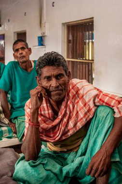 Sundarpur, Hindistan - 2013: Hindistan 'ın Bihar eyaletindeki yerel bir cüzzamlı hastanesinde kimliği belirsiz Hintli cüzzamlı hastalar
