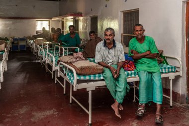 Sundarpur, Hindistan - 2013: Hindistan 'ın Bihar eyaletindeki yerel bir cüzzamlı hastanesinde kimliği belirsiz Hintli cüzzamlı hastalar