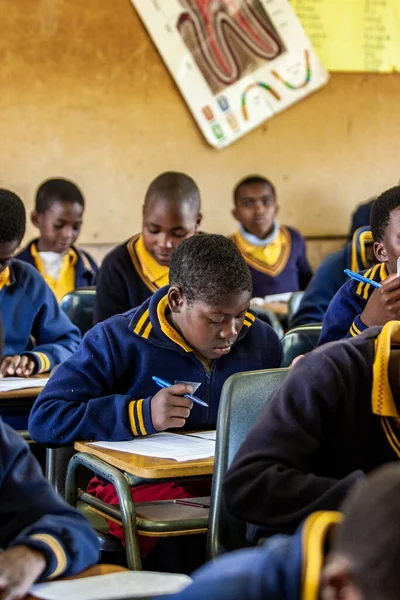 PIGGS PEAK, SWAZILAND-29 Temmuz 2008: Nazarene Misyon Okulu, Domuzlar Tepesi, Svaziland 'da kimliği belirsiz yetim öğrenciler.