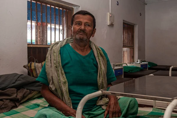 Sundarpur, Hindistan - 2013: Hindistan 'ın Bihar eyaletindeki yerel bir cüzzamlı hastanesinde kimliği belirsiz Hintli cüzzamlı hastalar