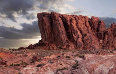  Pembe kayalar ve Ateş Vadisi 'nin arka planında destansı günbatımı olan dağlar. 
