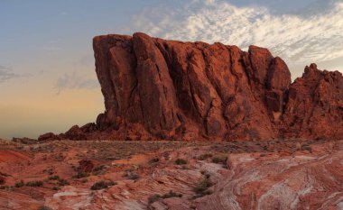  Pembe kayalar ve Ateş Vadisi 'nin arka planında destansı günbatımı olan dağlar. 