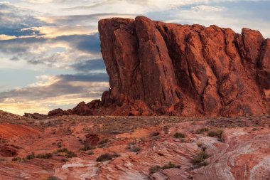  Pembe kayalar ve Ateş Vadisi 'nin arka planında destansı günbatımı olan dağlar. 