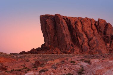  Pembe kayalar ve Ateş Vadisi 'nin arka planında destansı günbatımı olan dağlar. 