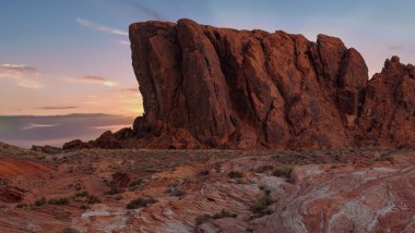  Pembe kayalar ve Ateş Vadisi 'nin arka planında destansı günbatımı olan dağlar. 