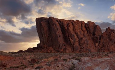  Pembe kayalar ve Ateş Vadisi 'nin arka planında destansı günbatımı olan dağlar. 