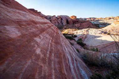 Pembe kayalar ve Ateş Vadisi 'nin arka planında destansı günbatımı olan dağlar. 