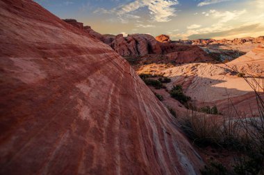  Pembe kayalar ve Ateş Vadisi 'nin arka planında destansı günbatımı olan dağlar. 