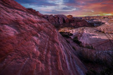 Pembe kayalar ve Ateş Vadisi 'nin arka planında destansı günbatımı olan dağlar. 