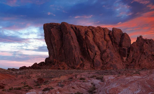 背景に壮大な夕日と火の谷のピンクの岩や山 — ストック写真