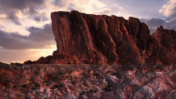火谷的粉色岩石和群山 背景是史诗般的落日 — 图库照片