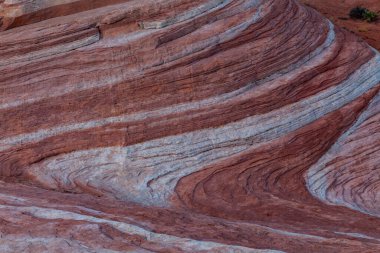  Pembe kayalar ve Ateş Vadisi 'nin arka planında destansı günbatımı olan dağlar. 