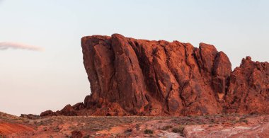  Pembe kayalar ve Ateş Vadisi 'nin arka planında destansı günbatımı olan dağlar. 