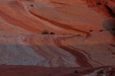  Pembe kayalar ve Ateş Vadisi 'nin arka planında destansı günbatımı olan dağlar. 