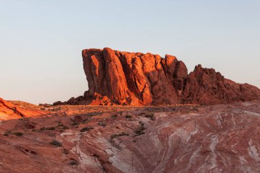  Pembe kayalar ve Ateş Vadisi 'nin arka planında destansı günbatımı olan dağlar. 