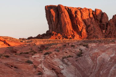  Pembe kayalar ve Ateş Vadisi 'nin arka planında destansı günbatımı olan dağlar. 