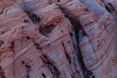 Ateş Vadisi 'nin kıvrımlı pembe ve turuncu renkli manzarası 