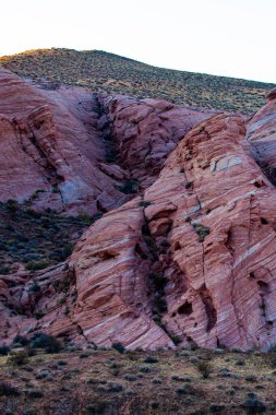 Ateş Vadisi 'nde pembe, mor ve parlak renkli çizgileri olan karmaşık kayalar. 