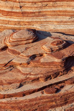 Alışılmadık kıvrımlı Ateş Vadisi manzarası 