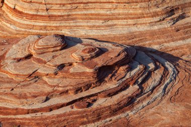 Alışılmadık kıvrımlı Ateş Vadisi manzarası 