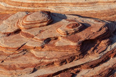 Alışılmadık kıvrımlı Ateş Vadisi manzarası 