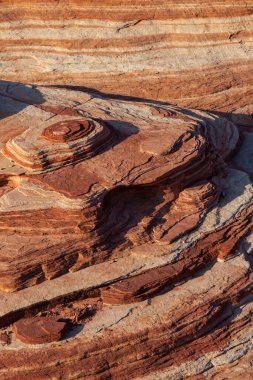 Alışılmadık kıvrımlı Ateş Vadisi manzarası 