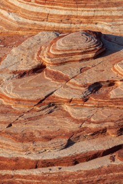 Ateş Vadisi 'nin kıvrımlı pembe ve turuncu renkli manzarası 
