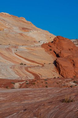 Ateş Vadisi 'nin kıvrımlı pembe ve turuncu renkli manzarası 