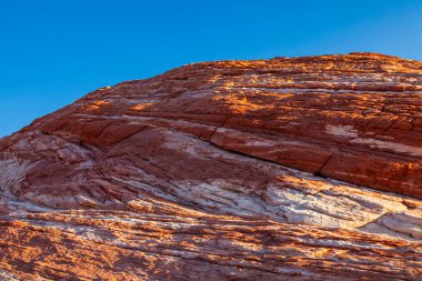 Ateş Vadisi 'nin kıvrımlı pembe ve turuncu renkli manzarası 