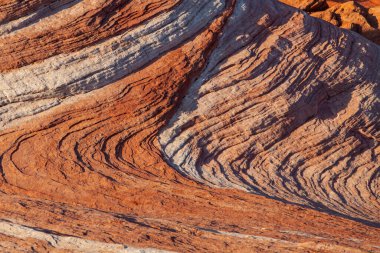 Ateş Vadisi 'nin kıvrımlı pembe ve turuncu renkli manzarası 
