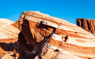 Ateş Vadisi 'nin kıvrımlı pembe ve turuncu renkli manzarası 