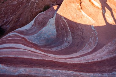 Ateş Vadisi 'nin kıvrımlı pembe ve turuncu renkli manzarası 