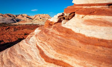 Ateş Vadisi 'ndeki pembe kıvrımlı manzaraların gerçeküstü görüntüsü 