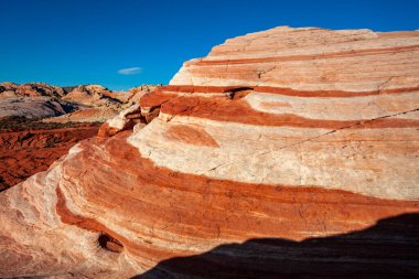 Ateş Vadisi 'ndeki pembe kıvrımlı manzaraların gerçeküstü görüntüsü 