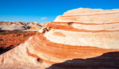 Ateş Vadisi 'nin kıvrımlı pembe manzaraları 