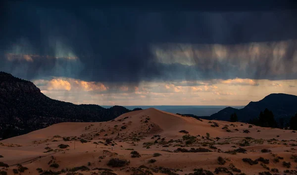 Krajobraz Przyrody Górami Skalistymi Ciemnym Burzliwym Niebem — Zdjęcie stockowe