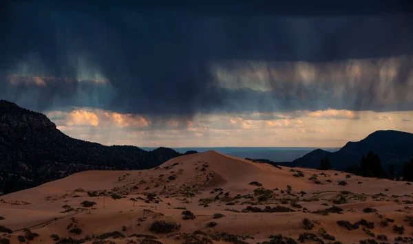 Paisagem Natural Com Montanhas Rochosas Céus Escuros Tempestuosos — Fotografia de Stock