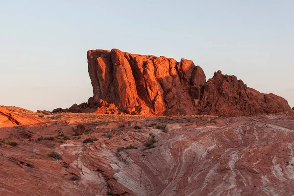 火の谷の岩や山に輝く明るいオレンジ色の日没の光 — ストック写真