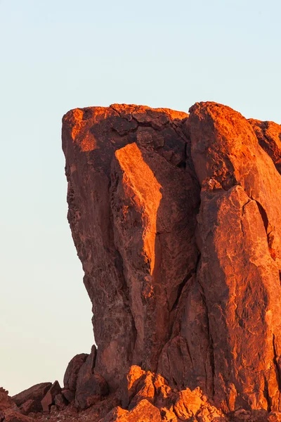 火の谷の岩や山に輝く明るいオレンジ色の日没の光 — ストック写真