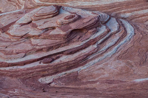 Ateş Vadisi 'nin kıvrımlı pembe ve turuncu renkli manzarası 