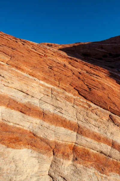 曲線的な岩のピンクとオレンジ色の火の谷の風景 — ストック写真