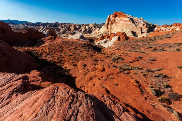 曲線的な岩のピンクとオレンジ色の火の谷の風景 — ストック写真