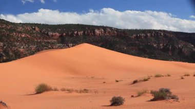 Kum tepeciklerine düşen ve hareket eden bulutların hızlandırılmış görüntüleri