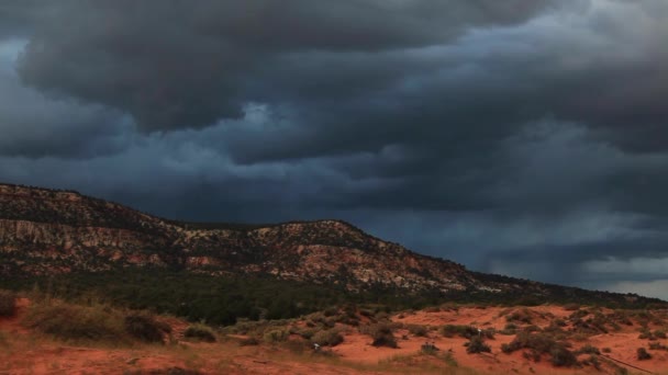 Filmagem Paisagem Natureza Com Montanhas Rochosas Areia Nuvens Escuras Tempestuosas — Vídeo de Stock