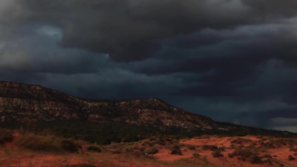 Filmación Del Paisaje Natural Con Montañas Rocosas Arena Nubes Turbulentas — Vídeos de Stock