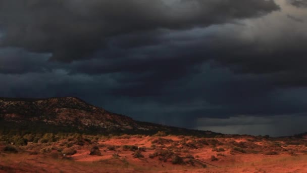 Кадри Боку Бік Природного Ландшафту Скелястими Горами Піском Темними Штормовими — стокове відео